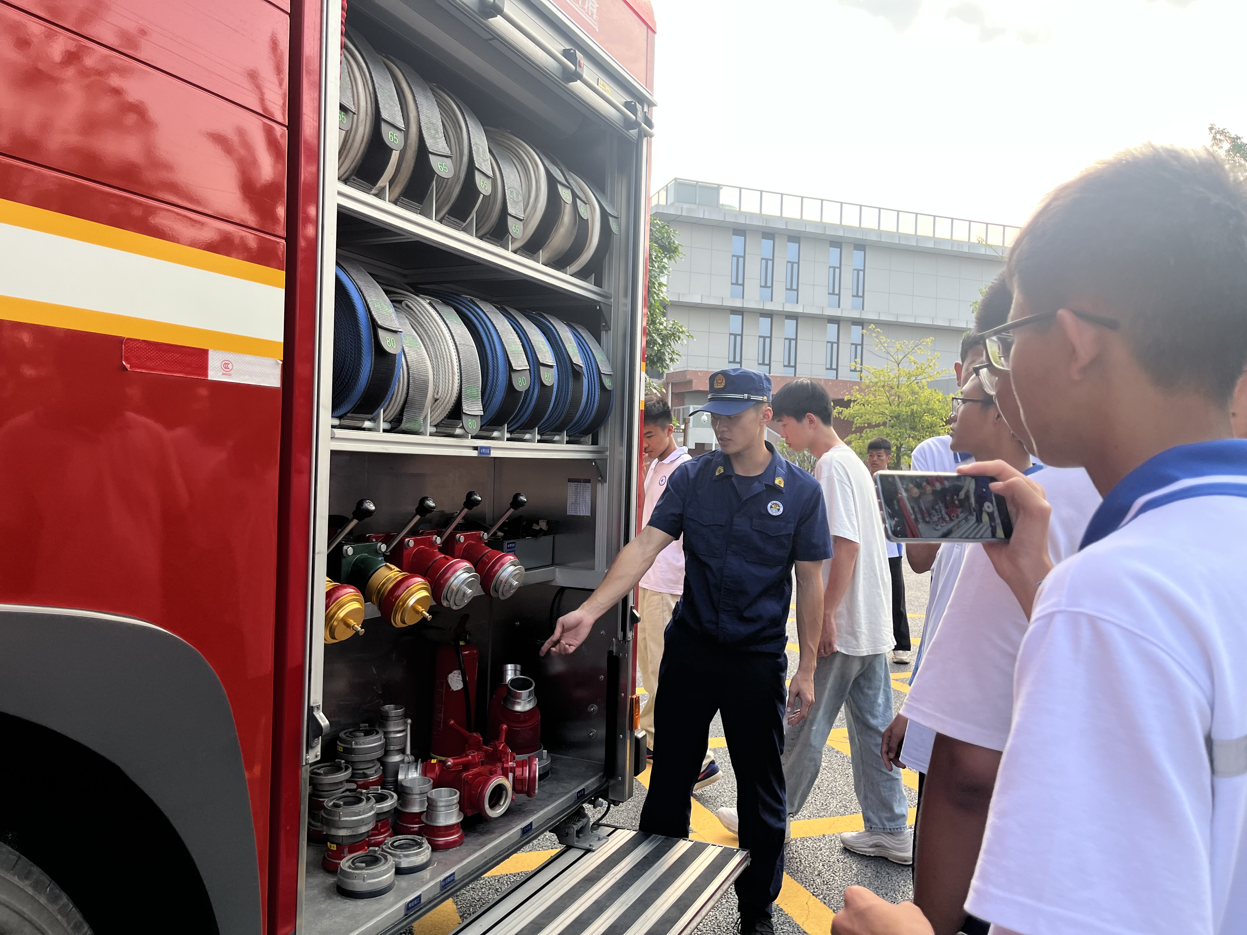 参观学习消防车知识 (4).jpg