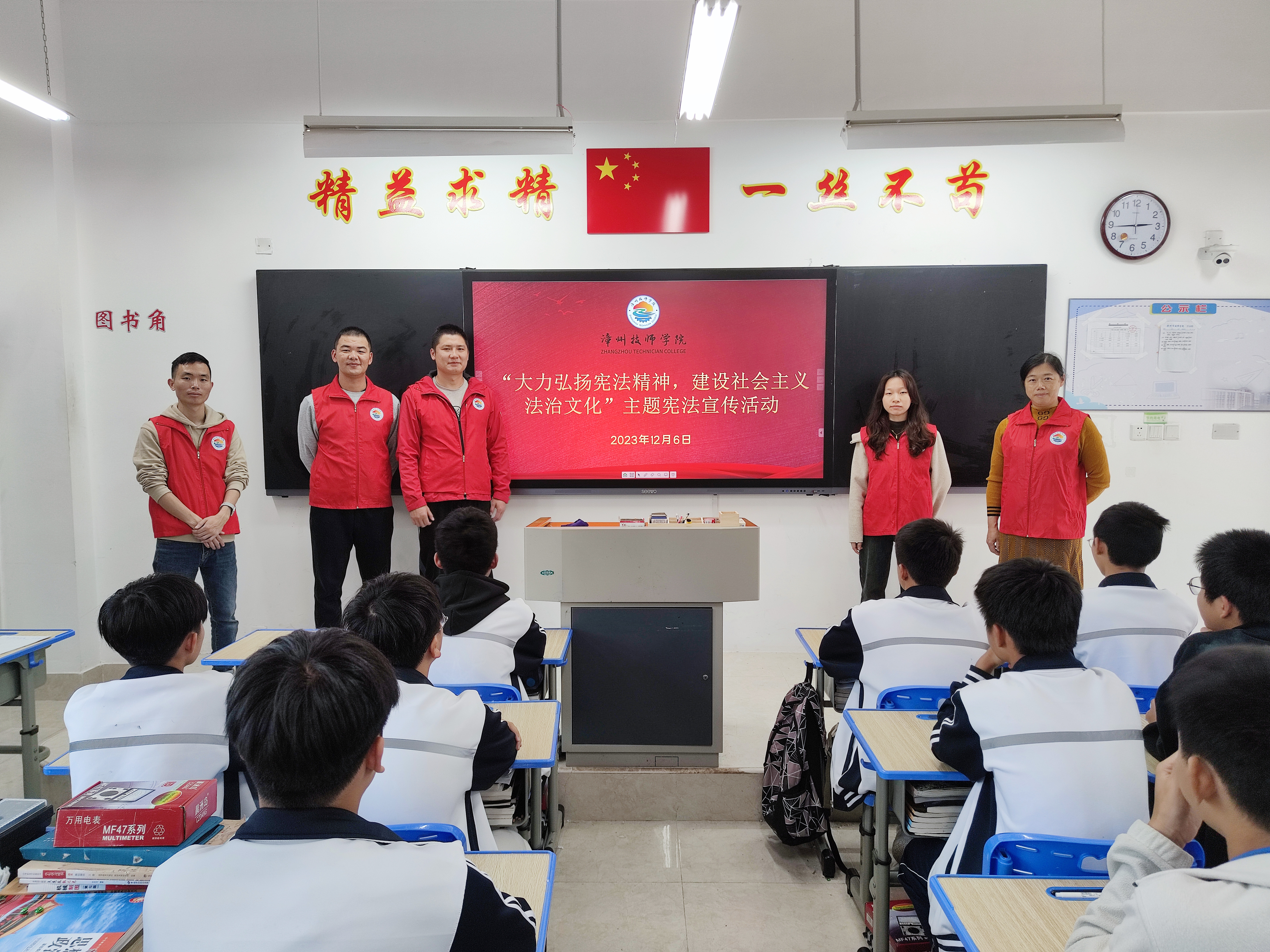 深入班级开展宪法宣传活动 (2)副本.jpg