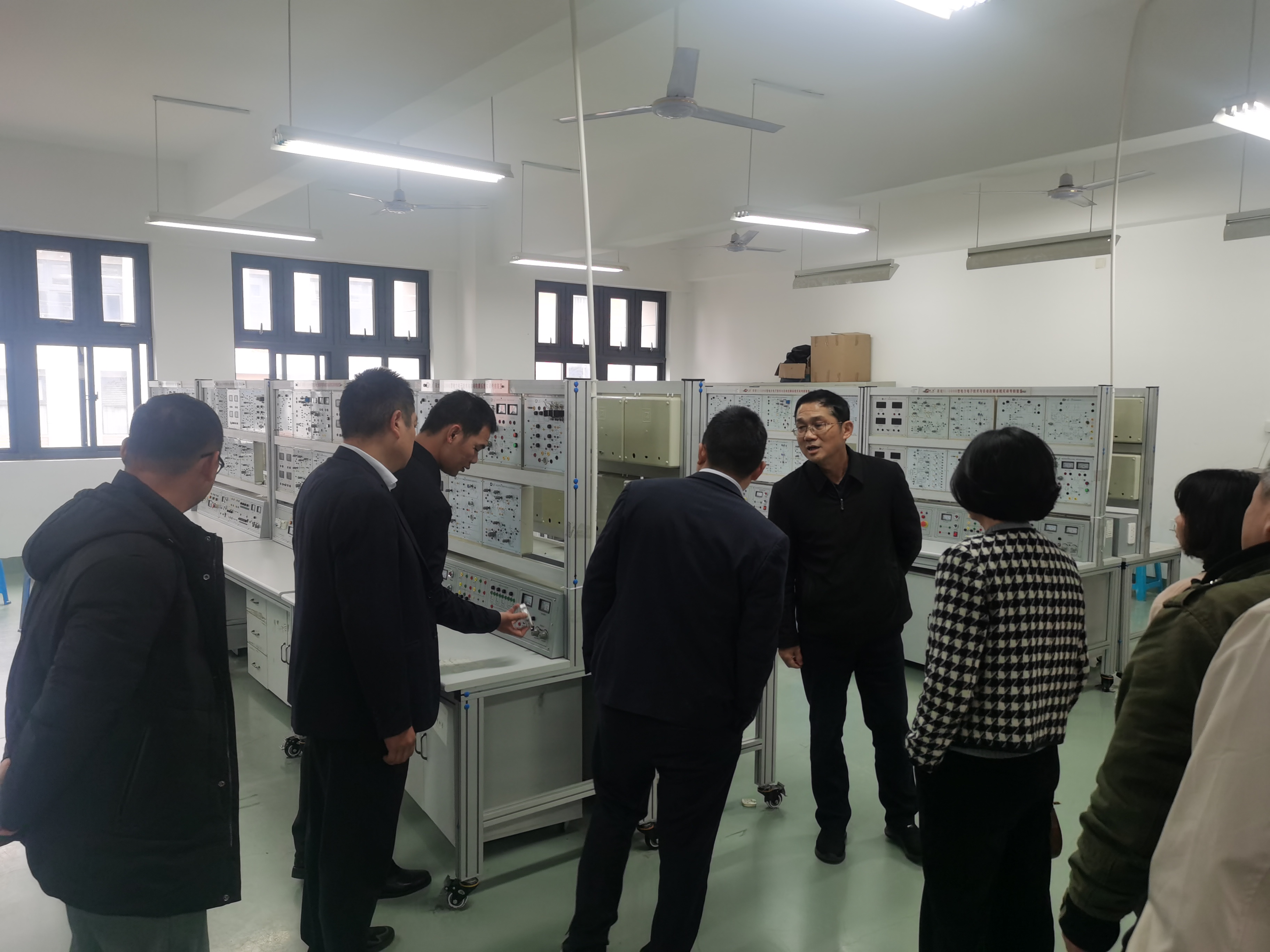 1709002376892879004.jpg 检查电气实训室.jpg