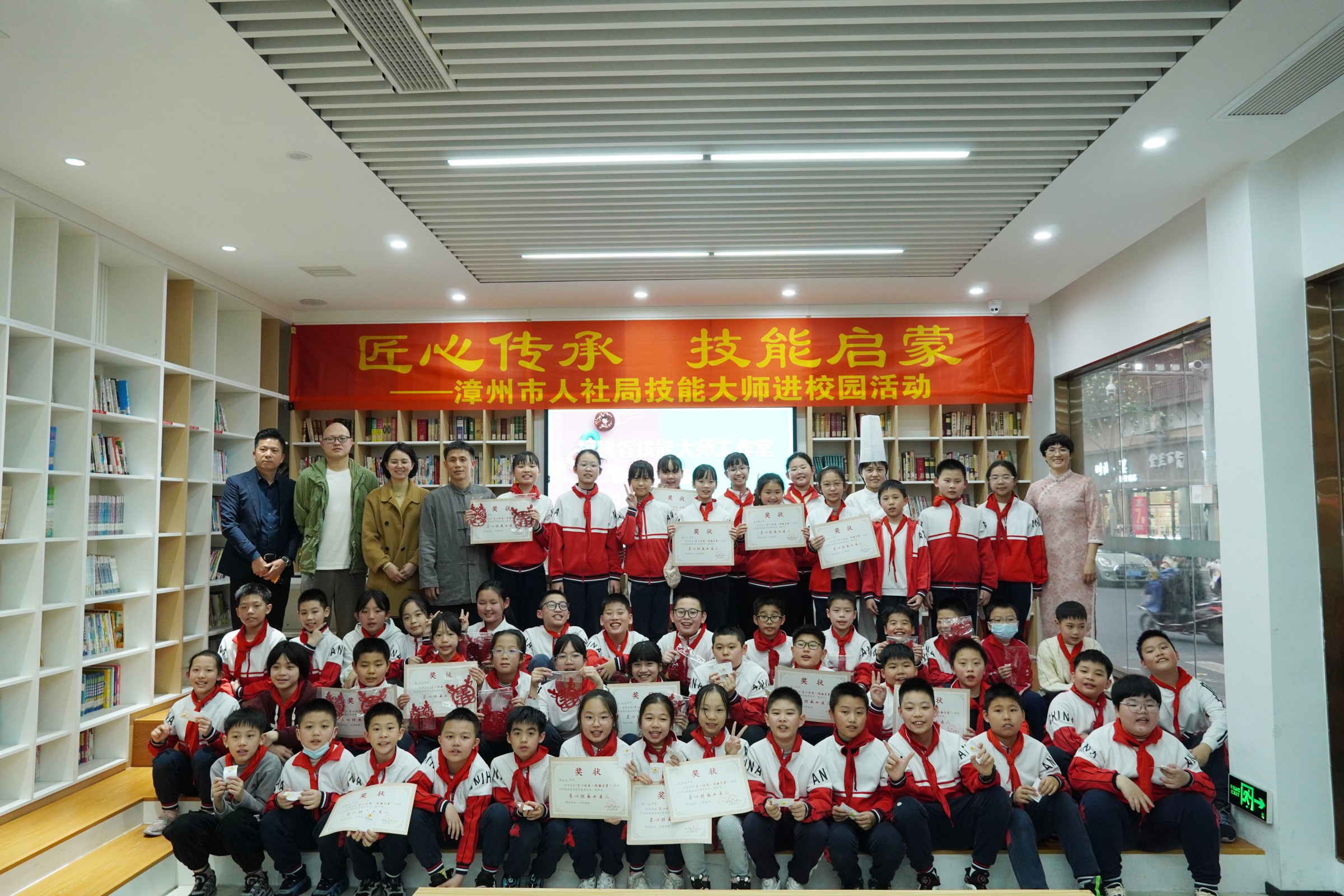 1709775744414503769.jpg 合影.jpg
