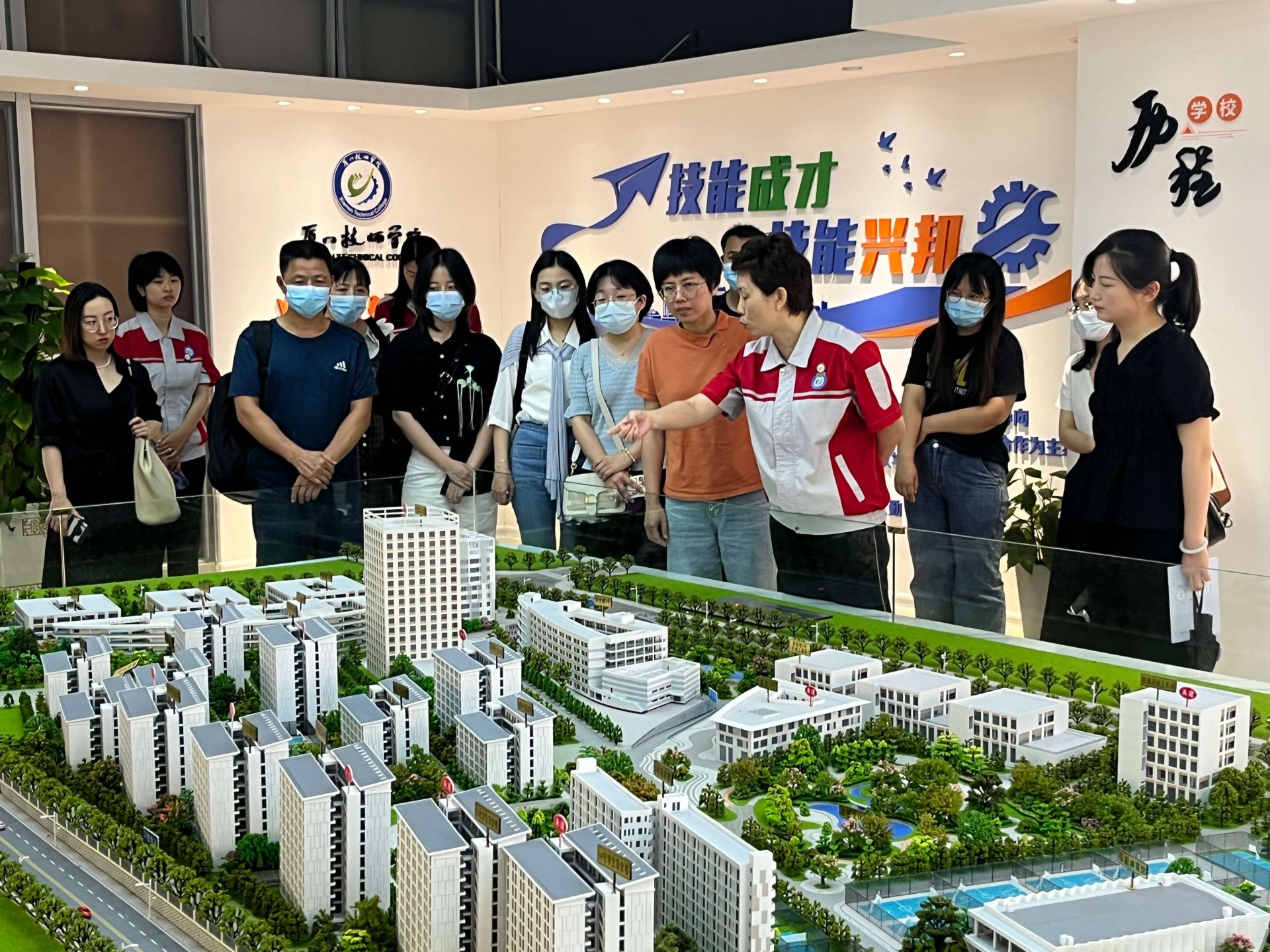 1685584048675340298.jpg 参观校史馆.jpg