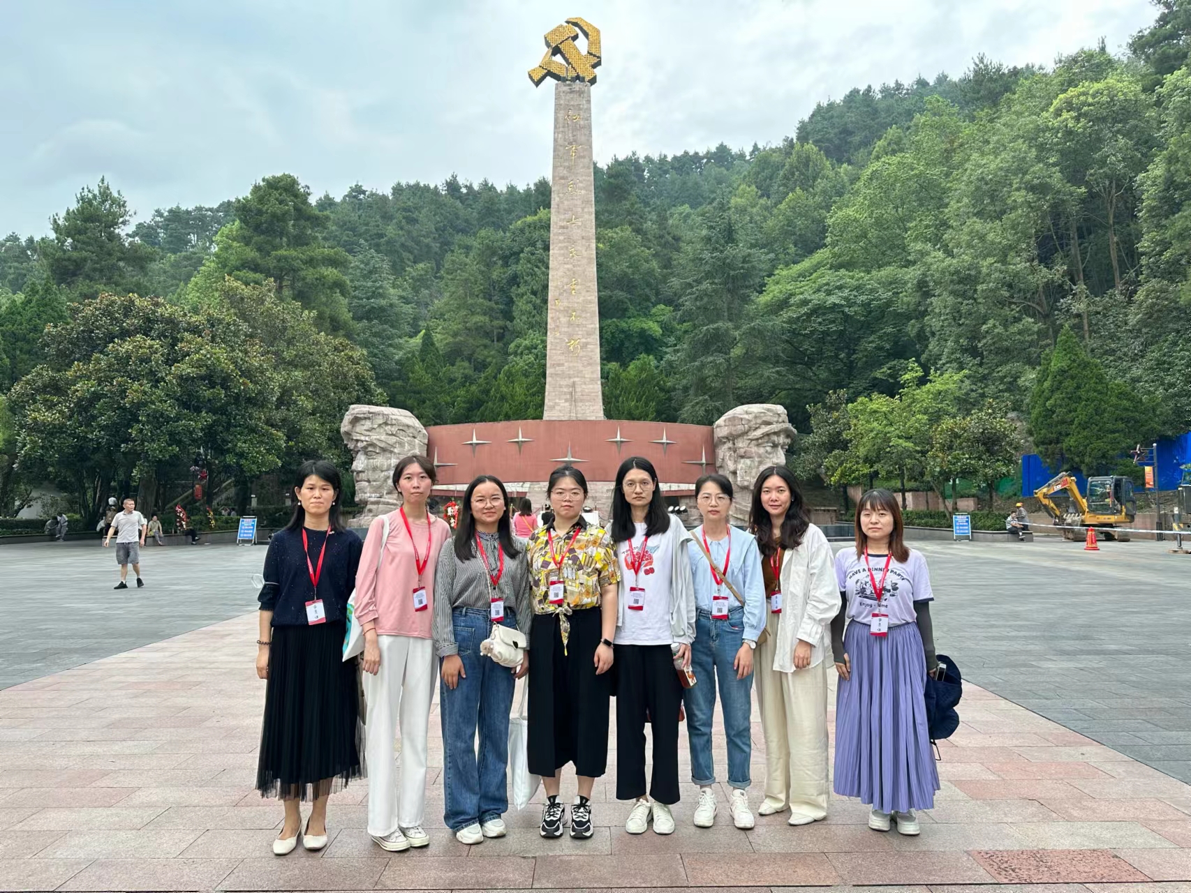 1694246691199452714.jpeg 瞻仰红军烈士陵园.jpeg