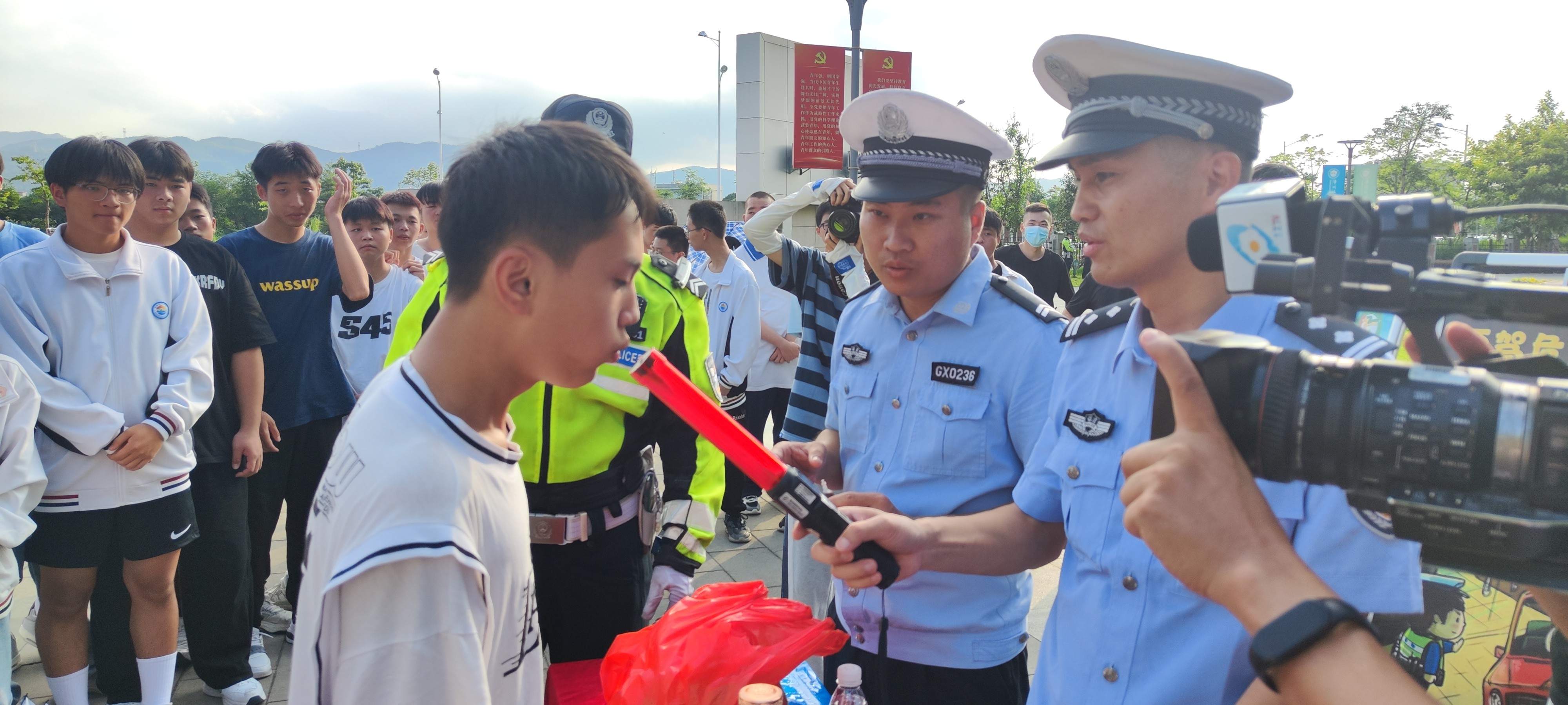 1686558614064723227.jpg 学生进行酒精测试体验2.jpg