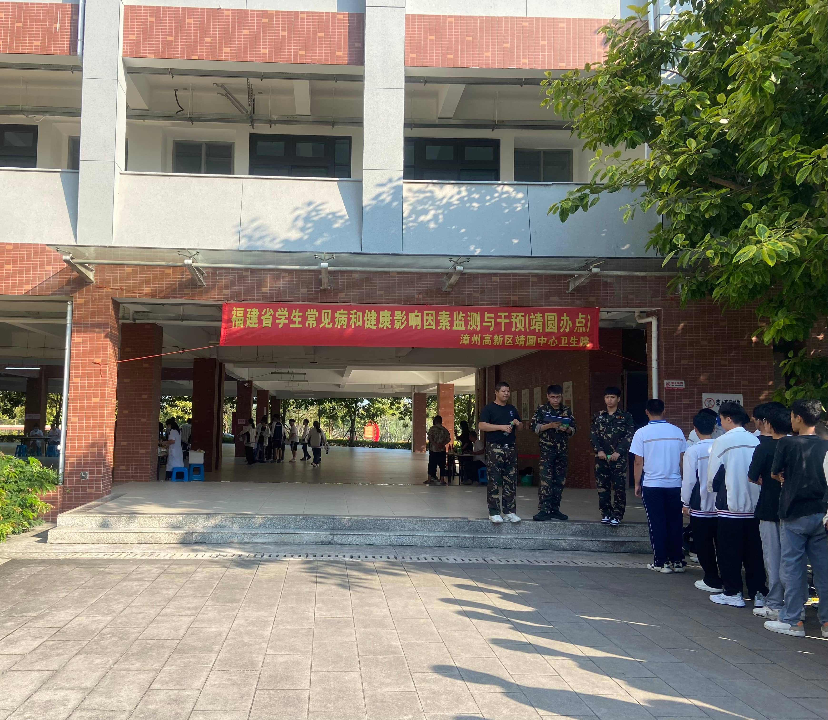 1700723747459861700.jpg 教官引导学生有序排队等待体检.jpg