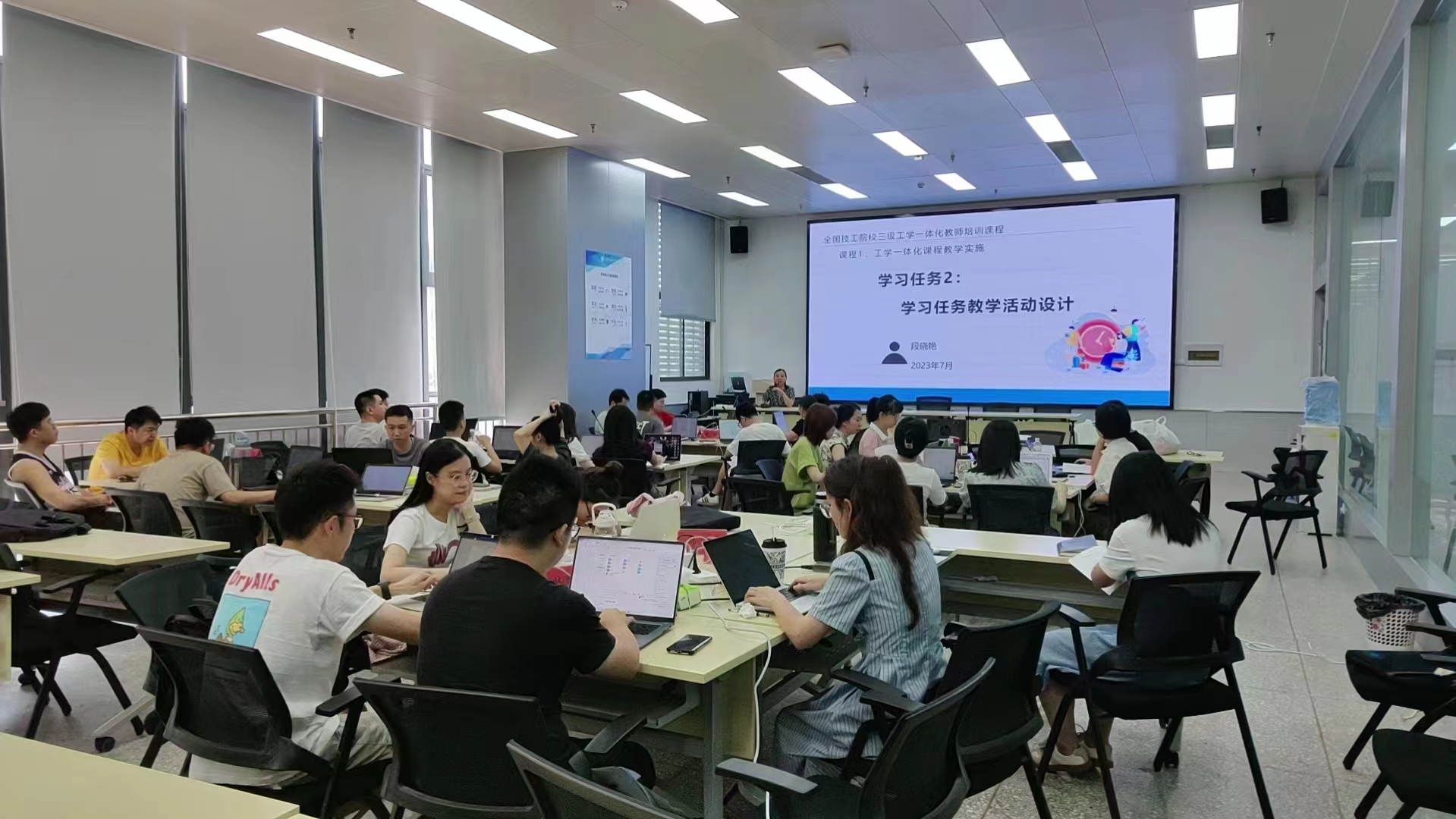 1694245423737987613.jpg 郑州商业技师学院培训过程.jpg