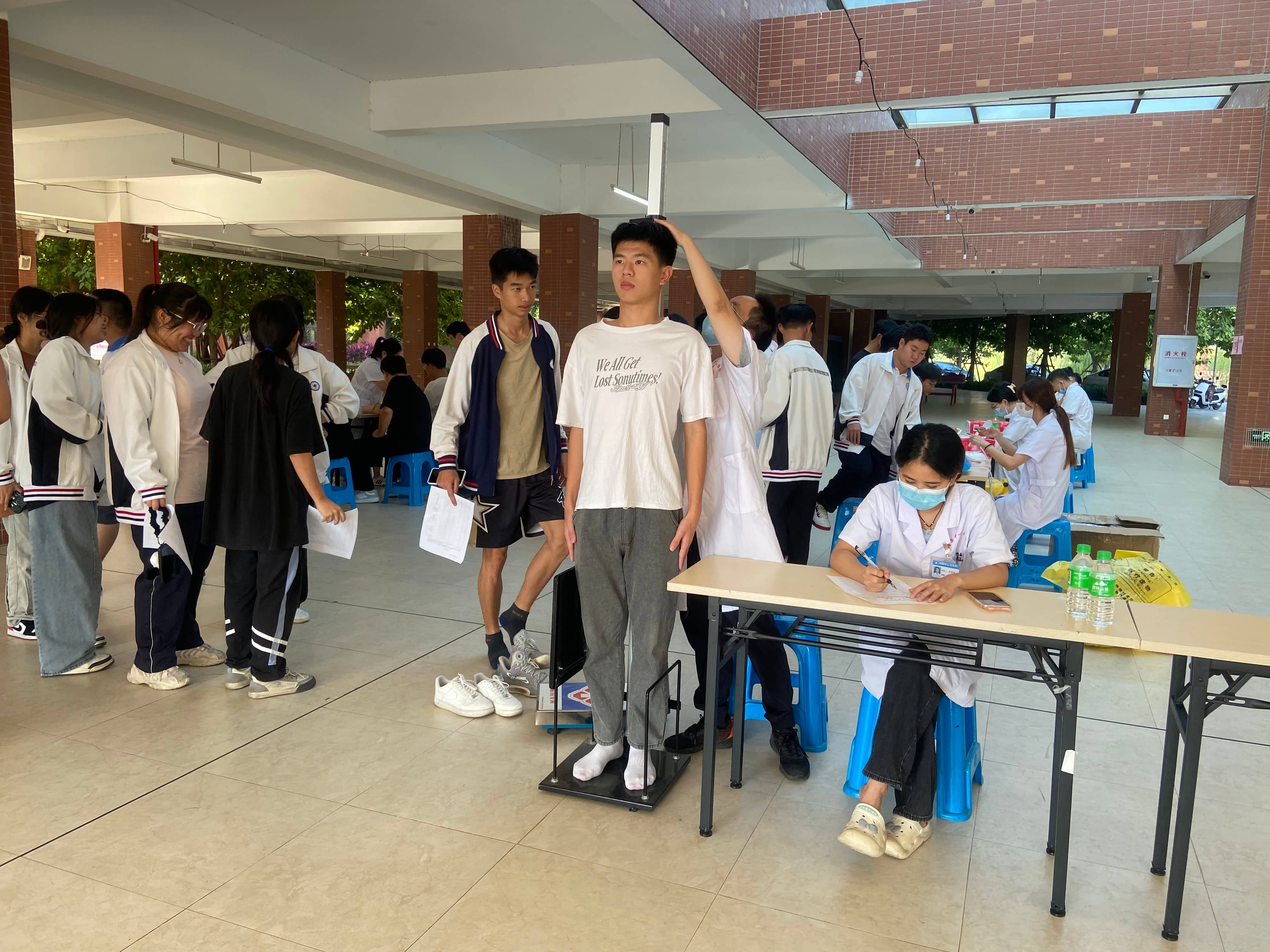 学生测量身高.jpg