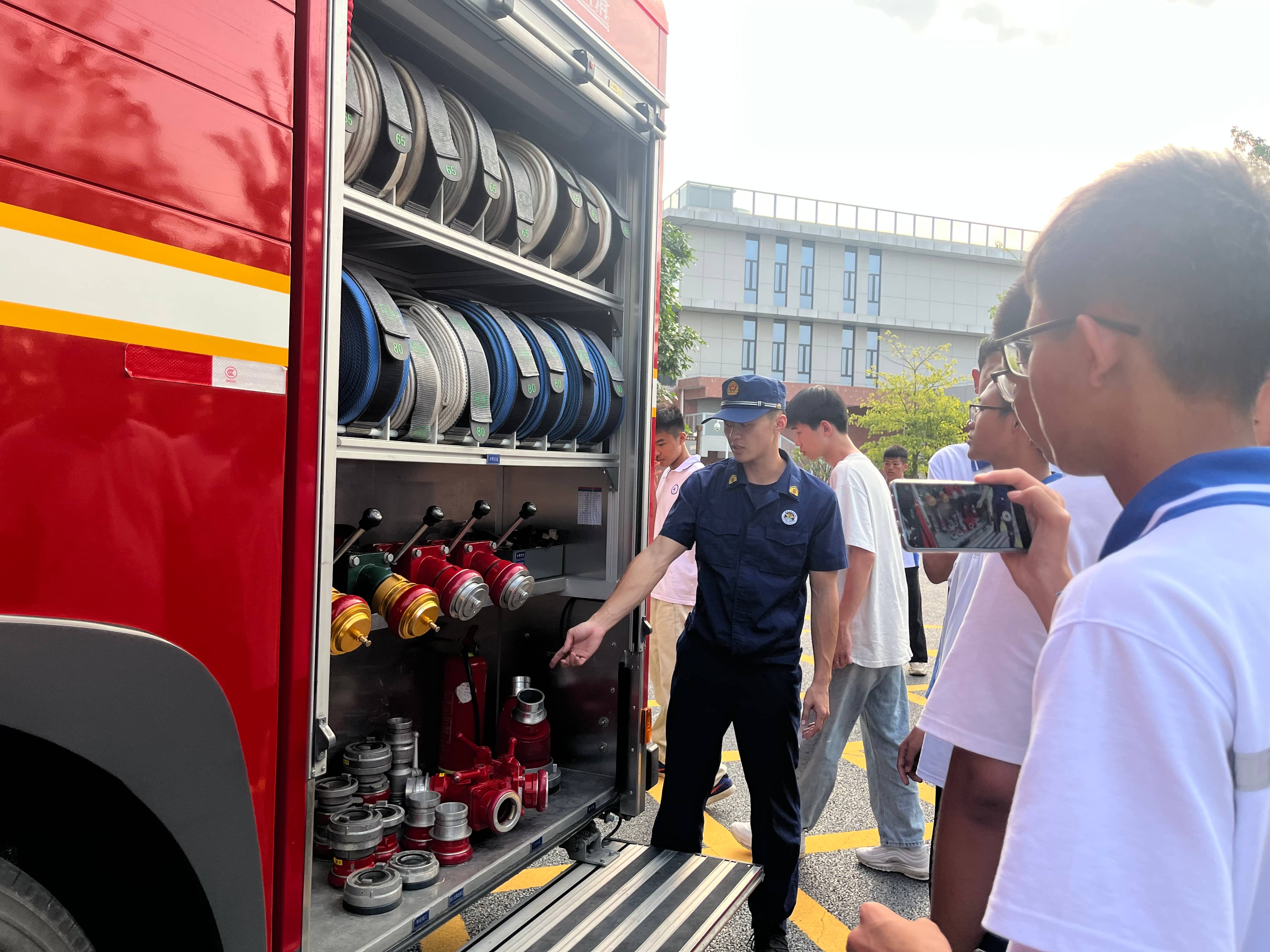 1697505006825561304.jpg 参观学习消防车知识 (4).jpg
