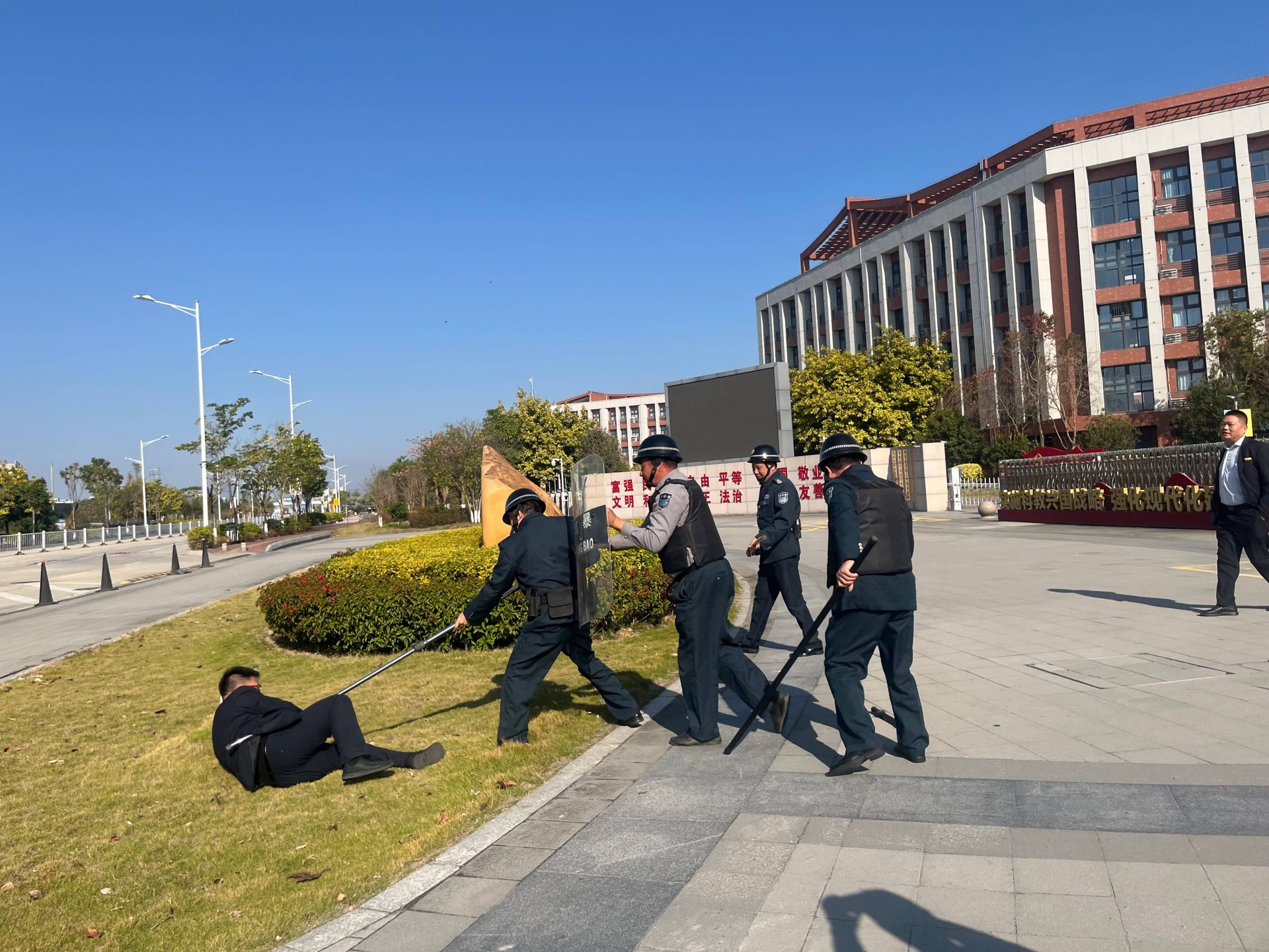 1767517695641436311.jpg 防暴演练 (2).jpg